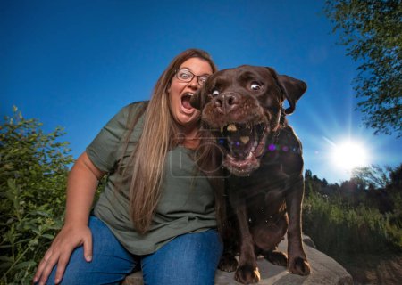 Téléchargez les photos : Dog catching treats with owner - en image libre de droit