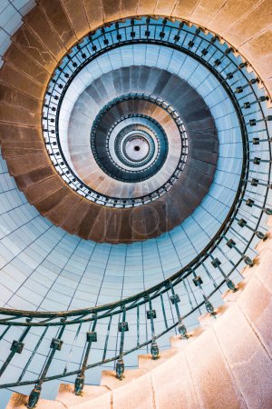 Téléchargez les photos : Plouguerneau, France - 08 août 2017 : Vue verticale des escaliers en colimaçon et opalin bleu à l'intérieur du phare, Bretagne, France - en image libre de droit
