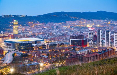 Téléchargez les photos : Tombée de la nuit dans la grande ville de Bilbao, Biscaye, Pays basque, Espagne - en image libre de droit