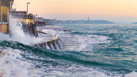 Téléchargez les photos : Saint-Malo, Ille-et-Vilaine, France - 21 février 2019 : Mer agitée pendant les marées hautes - en image libre de droit