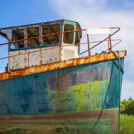 Téléchargez les photos : Vieux bateau de pêche rouillé coloré, proue abstraite de la coque du vieux navire - en image libre de droit