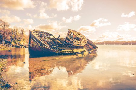 Téléchargez les photos : Épave d'un bateau de pêche en bois abandonné sur le rivage, Quelmer près de Saint-Malo, France. Véritable photographie - en image libre de droit