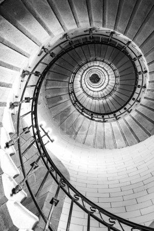 Téléchargez les photos : Plouguerneau, France - 08 août 2017 : Véritable photographie verticale en noir et blanc des escaliers en spirale à l'intérieur du phare, Bretagne, France - en image libre de droit