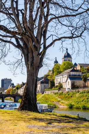 Téléchargez les photos : Village de Ségre, et sa belle église Sainte-Madeleine, vue verticale. Photographie prise en Pays de la Loire, France - en image libre de droit