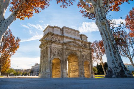 Téléchargez les photos : Arc de triomphe romain, monument historique dans la ville d'Orange, dans le département du Vaucluse en Provence-Alpes-Côte d'Azur au sud-est. photographie prise en France - en image libre de droit