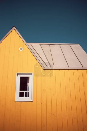 Foto de Una casita amarilla, cerca de la costa. Fotografía tomada en Francia - Imagen libre de derechos