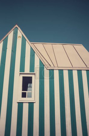 Foto de Pequeña casa de rayas azules y blancas, cerca de la costa. Fotografía tomada en Francia - Imagen libre de derechos
