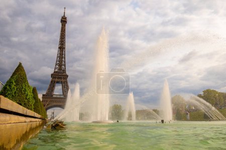 Foto de París, Francia - 29 de agosto de 2023: Torre Eiffel vista desde las fuentes Trocadero en un día nublado. Fotografía tomada en París. - Imagen libre de derechos