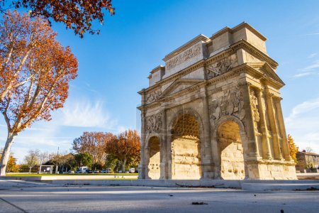 Foto de Famoso arco triunfal romano, edificio histórico en la ciudad de Orange, fotografía tomada en Francia - Imagen libre de derechos