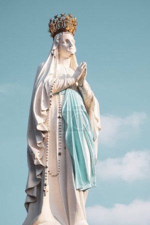Téléchargez les photos : Lourdes, France - 28 août 2021 : Sculpture de la Vierge Marie couronnée dans le sanctuaire de Lourdes, photographiée en France - en image libre de droit