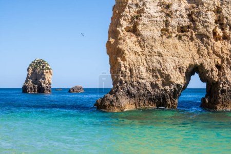 Foto de Simetría complementaria equilibrada de rocas en una playa paradisíaca fotografiada cerca de Portimao, Algarve, Portugal - Imagen libre de derechos