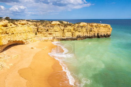 Foto de Vista sobre acantilados y olas del océano que se estrellan en la playa de Praia da Ponta Pequena cerca de Albufeira, Algarve, Portugal - Imagen libre de derechos
