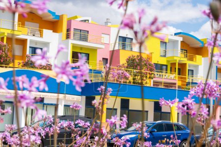 Téléchargez les photos : Albufeira, Portugal - 28 avril 2024 : Des bâtiments résidentiels modernes colorés photographiés dans le port de Marina d'Albufeira sur la côte de l'Algarve au Portugal - en image libre de droit