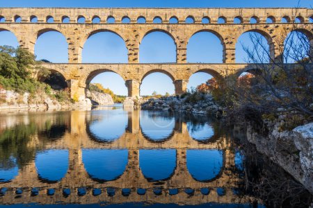 Téléchargez les photos : Le Pont du Gard sur le Gardon. Ancien pont d'aqueduc romain à trois niveaux. Photographie prise à Vers-Pont-du-Gard, Provence, sud de la France - en image libre de droit