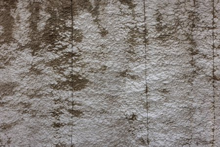 Foto de Pared de hormigón áspero con efecto de textura erosionada y ranuras de corte de sierra vertical - Imagen libre de derechos