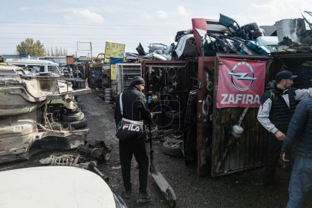 Téléchargez les photos : Pièces de voiture à la casse en plein air et le marché des pièces de rechange d'occasion à Kudaybergen, Bichkek, Kirghizistan - Novembre 5, 2022 - en image libre de droit