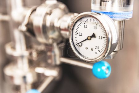 Téléchargez les photos : Pressure gauge on the pipe of craft brewing equipment in a brewery - en image libre de droit