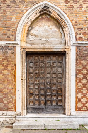 Foto de Gran puerta de madera vieja. Antigua puerta medieval - Imagen libre de derechos