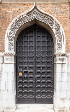 Foto de Puertas antiguas en la catedral. Puerta vieja texturizada. - Imagen libre de derechos