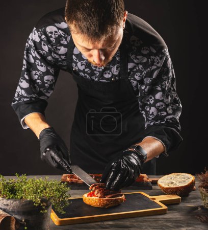 Foto de Cocinar el concepto de hamburguesa de carne. Cocinar la preparación de carne hamburguesa añadir carne. - Imagen libre de derechos