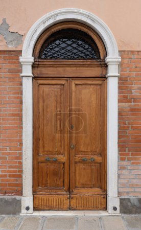 Foto de Hermosa puerta de madera calle con un arco. - Imagen libre de derechos