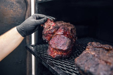 Foto de Carne de res trozo de carne asar a la parrilla en el fumador - Imagen libre de derechos