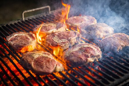 Téléchargez les photos : Steak de bœuf australien grillé sur le gril. Concept de barbecue - en image libre de droit
