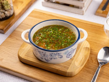 Téléchargez les photos : Soupe de chorba roumaine traditionnelle aux légumes et cubes de bœuf - en image libre de droit