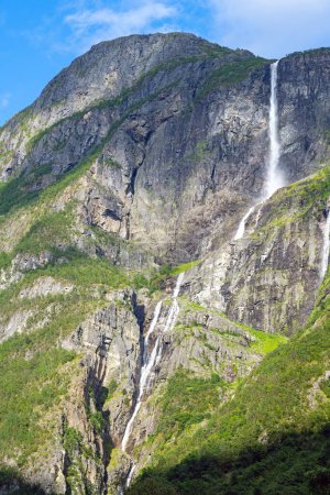 Téléchargez les photos : Very long waterfall seen near Gudvangen in Norway - en image libre de droit