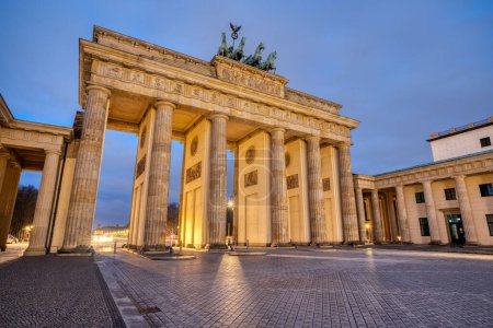 Téléchargez les photos : La célèbre Porte de Brandebourg à Berlin à l'aube - en image libre de droit