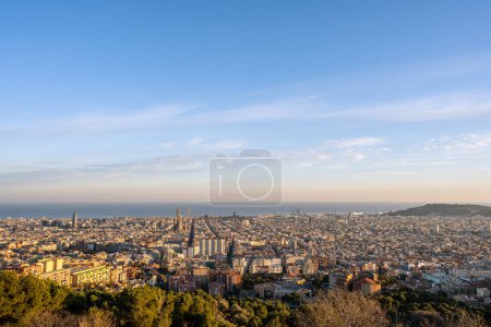 Téléchargez les photos : Vue de Barcelone avec la mer Méditerranée à l'arrière - en image libre de droit