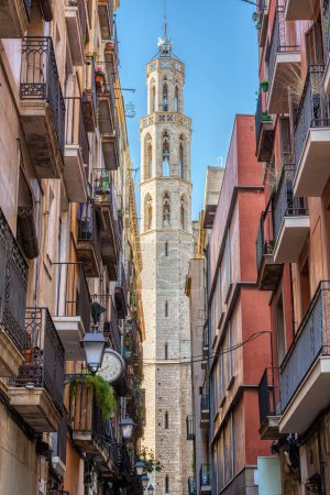 Foto de The famous Santa Maria del Mar church in Barcelona seen through a small alley - Imagen libre de derechos