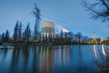 Téléchargez les photos : Une centrale électrique à Berlin à l'heure bleue avec la rivière Spree - en image libre de droit