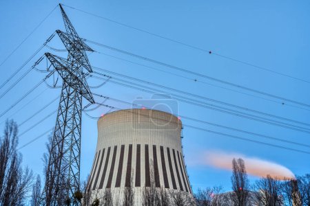 Téléchargez les photos : Un pylône électrique et la cheminée d'une centrale électrique vue à Berlin, en Allemagne - en image libre de droit