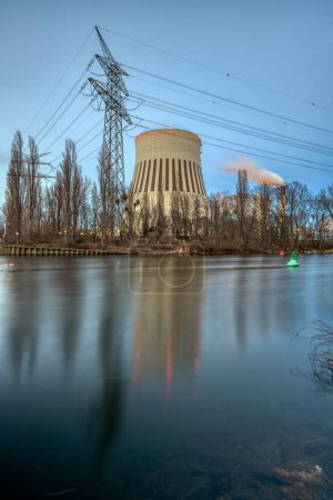 Téléchargez les photos : Une centrale électrique à Berlin au crépuscule avec la rivière Spree - en image libre de droit