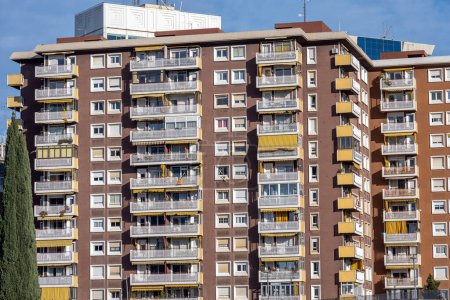 Téléchargez les photos : Grands immeubles d'appartements vus à Barcelone, Espagne - en image libre de droit