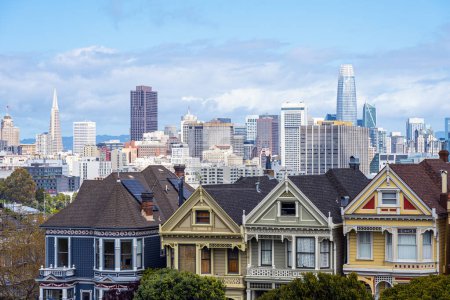 Téléchargez les photos : Vieilles maisons victoriennes à San Francisco avec l'horizon du centre-ville à l'arrière - en image libre de droit