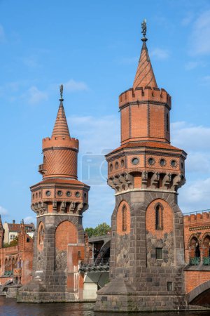 Téléchargez les photos : Les tours de la belle Oberbaumbruecke à Berlin par une journée ensoleillée - en image libre de droit