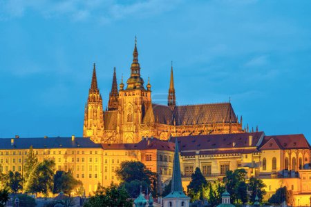 Foto de El castillo con la Catedral de San Vito en Praga en el crepúsculo - Imagen libre de derechos