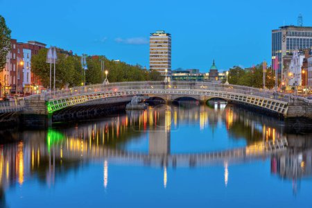 Téléchargez les photos : La rivière Liffey et le célèbre pont Ha'penny à Dublin, en Irlande, au crépuscule - en image libre de droit