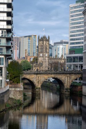 Foto de Vista a lo largo del río Irwell hasta la catedral de Manchester, Reino Unido - Imagen libre de derechos