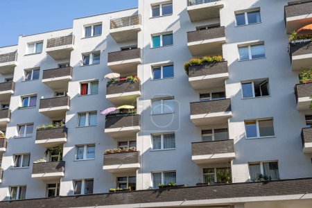 Téléchargez les photos : Un immeuble de logements sociaux vu à Berlin, en Allemagne - en image libre de droit