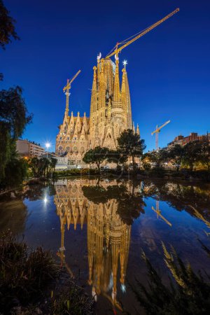 Téléchargez les photos : La célèbre Sagrada Familia à Barcelone la nuit - en image libre de droit