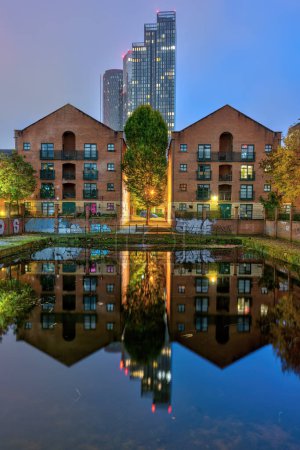 Foto de Edificios antiguos y rascacielos modernos por la noche, vistos en Castelfield, Manchester - Imagen libre de derechos