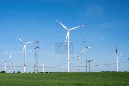 Turbinas eólicas y líneas eléctricas vistas en Alemania
