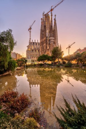 Téléchargez les photos : La célèbre Sagrada Familia à Barcelone après le coucher du soleil - en image libre de droit