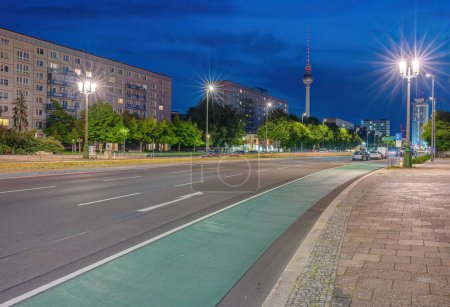 Słynna wieża telewizyjna Berlina z dużą drogą przychodzącą w nocy