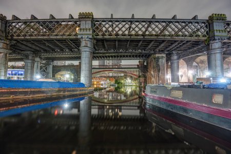 Foto de El viejo viaducto de Castlefield y uno de los canales en Manchester por la noche - Imagen libre de derechos