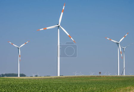 Grandes turbinas eólicas nuevas vistas en la Alemania rural
