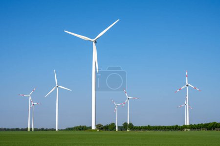 Modernas turbinas eólicas frente a un cielo azul visto en la Alemania rural